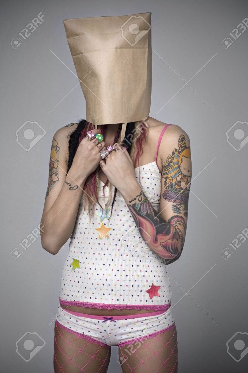 rau-mit-Tattoos-und-ihr-Haar-in-bunten-Dreadlocks-mit-einer-T-te-ber-dem-Kopf-Lizenzfreie-Bilder.jpg