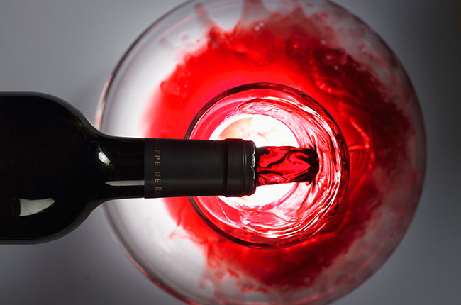 red-wine-decanter-BD5X53.jpg