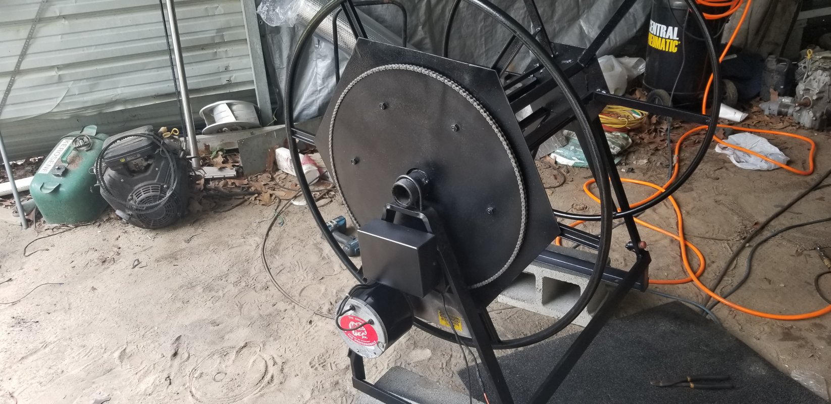 Electric hose reel With live vac. 300ft low profile white magic. Referbished new paint and new cha.